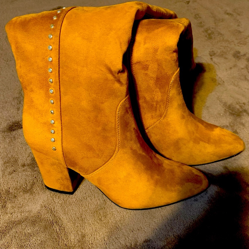 Brown Boots High to the knee with a inside zipper